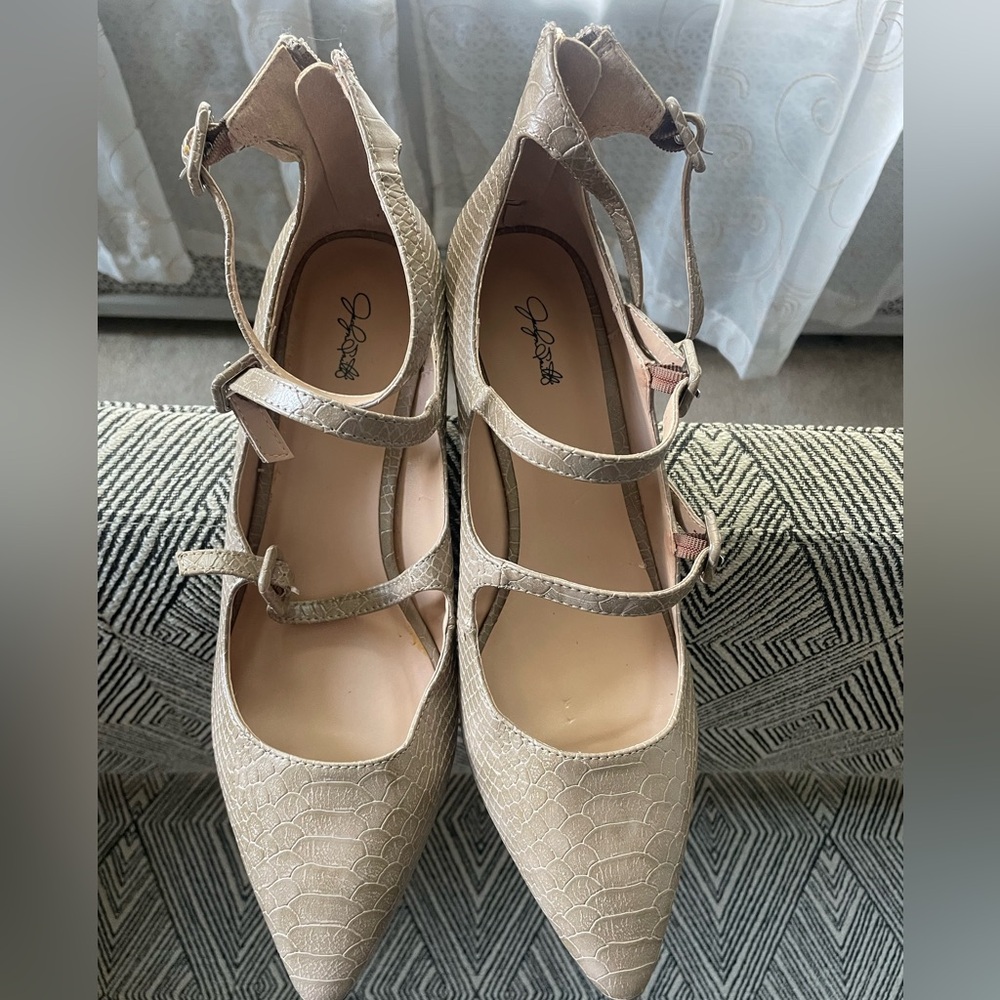 Jaclyn Smith Tan and Cream Heels with Elegant Design